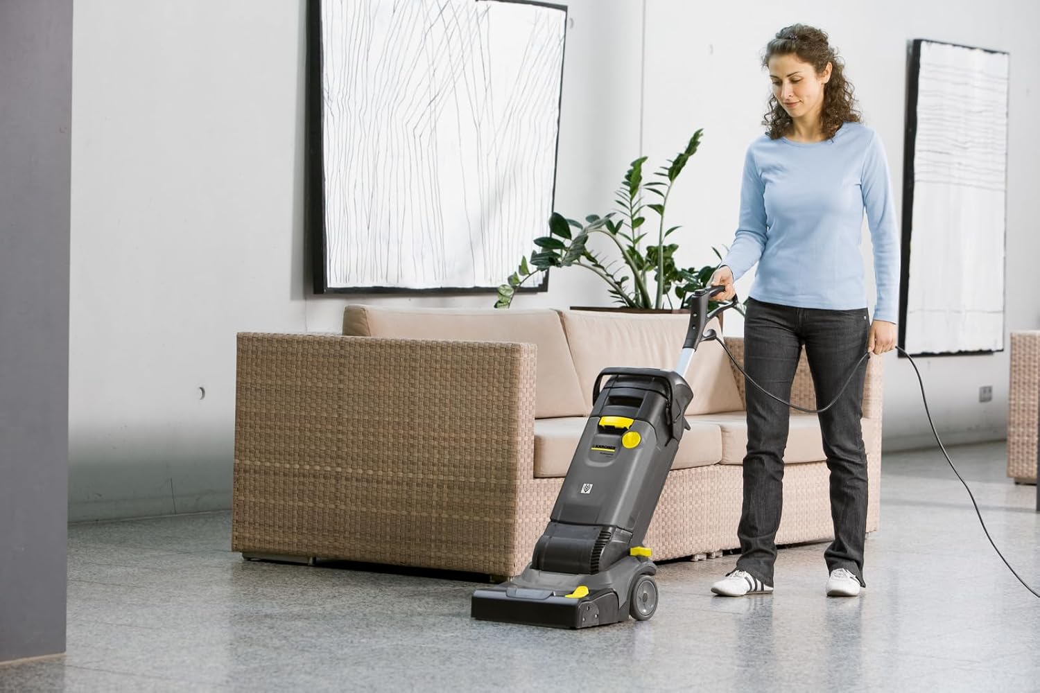 Kärcher BR 30/4 C autolaveuse compacte pour des surfaces allant jusqu'à 200 m² nettoyage puissant des sols durs les surfaces sont immédiatement sèches et praticables