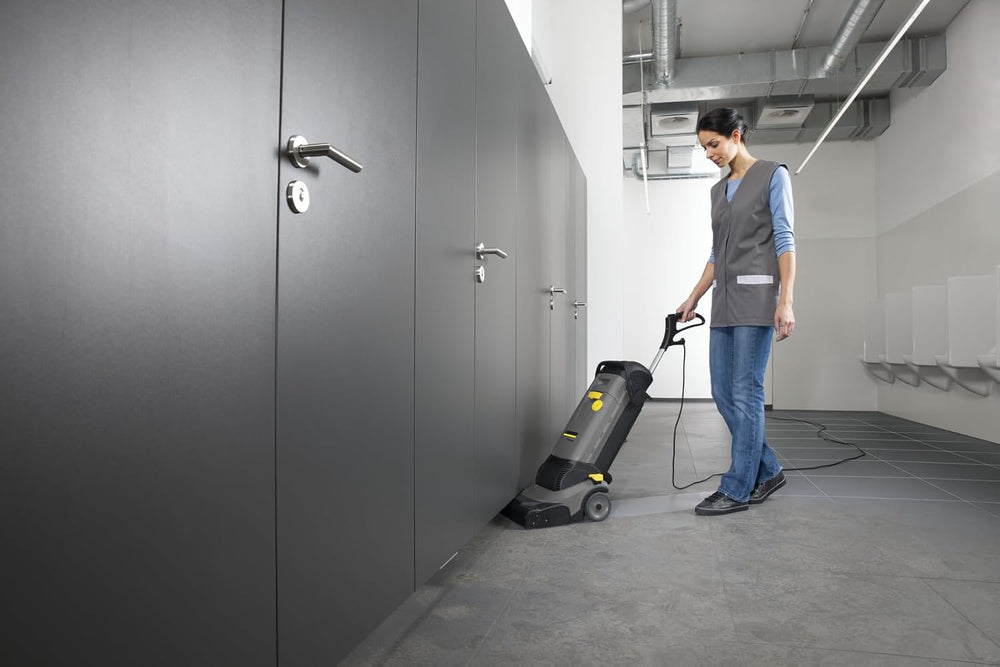 Kärcher BR 30/4 C autolaveuse compacte pour des surfaces allant jusqu'à 200 m² nettoyage puissant des sols durs les surfaces sont immédiatement sèches et praticables