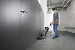Kärcher BR 30/4 C autolaveuse compacte pour des surfaces allant jusqu'à 200 m² nettoyage puissant des sols durs les surfaces sont immédiatement sèches et praticables